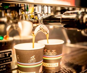Grootmoeders Koffie Coureur Espresso online kopen kan via onze nieuwe webshop. Koffie bonen, gemalen koffie en senseo pads. Allemaal online te verkrijgen via onze shop.